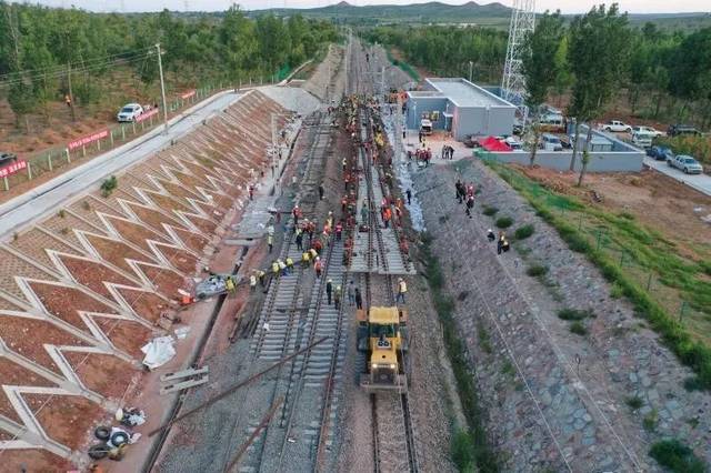 西与东乌铁路相接 在鄂尔多斯站与包西铁路相接