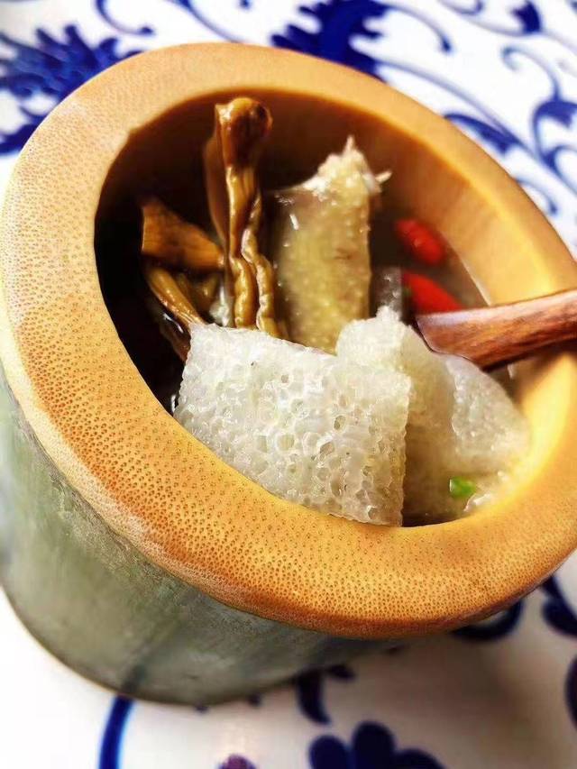 松茸竹荪鸽子汤.