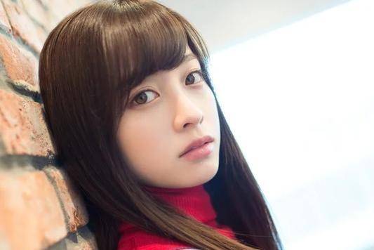 桥本环奈溜肩严重被夸仙女,网友嘲讽:对外国明星真宽容