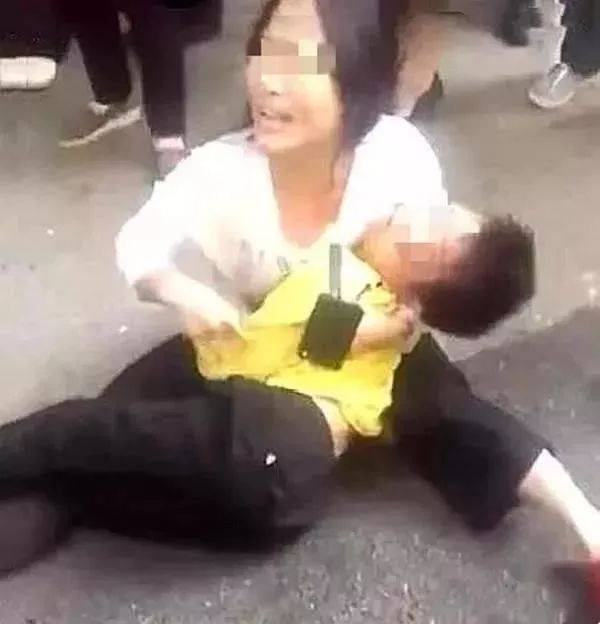 手紧紧着掐住他的脖子,用改锥砸男孩的脑袋,单手挥舞,向围观群众欢呼