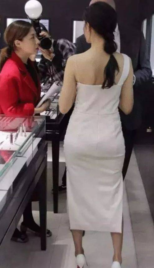 有一种"身材"叫张天爱的南瓜胯,穿上白色紧身裙,转身时a爆全