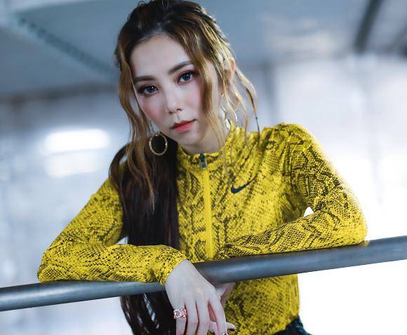 原创邓紫棋"金鱼嘴"不适合齐刘海?被经纪人强制要求后,效果一眼就沦陷