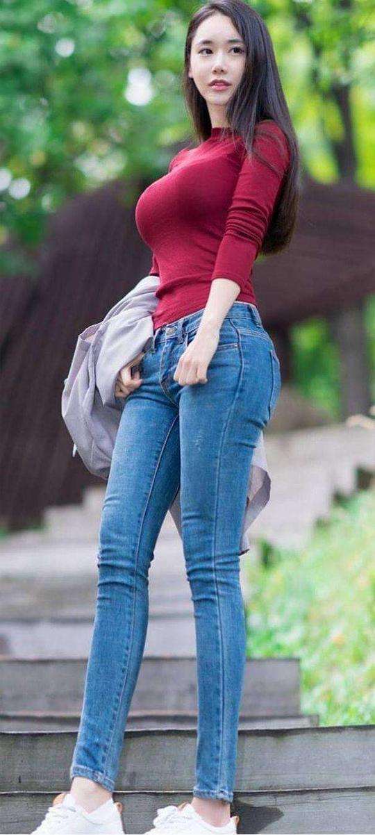 街拍上围丰满凸出的美女秀出挺拔身材真迷人