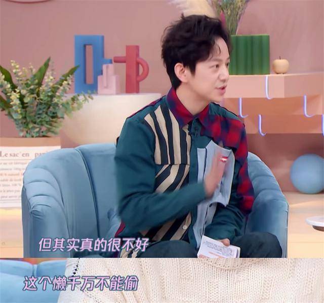 冯提莫自曝20天没摘隐形眼镜,惊到何老师,网友