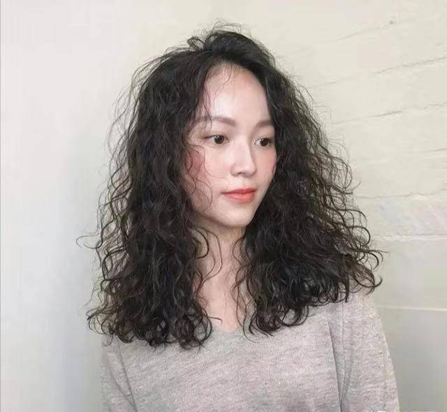 羊毛卷烫发失败别犯愁,花式扎发减龄又时髦,5分钟就搞定一款