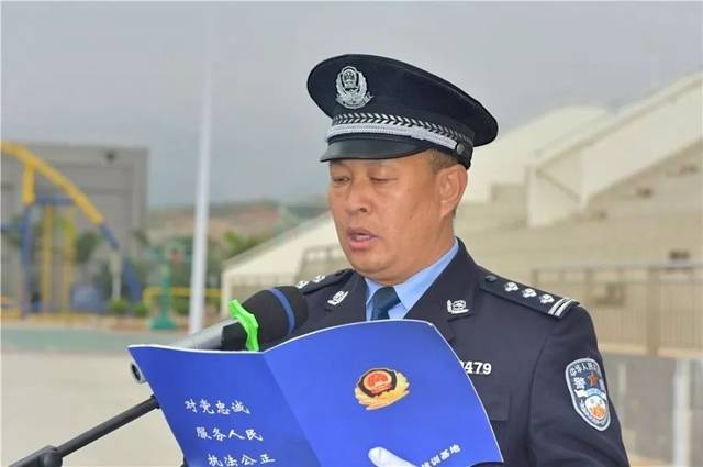 红河州公安局警察训练支队副支队长张俊 主持开训仪式