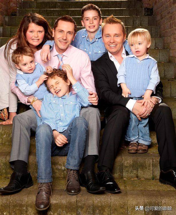 英国首位同性恋爸爸32年后离婚,因为爱上了帅