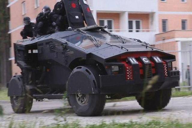 俄罗斯联邦安全局的特警队乘坐"惩罚者"装甲车作战.