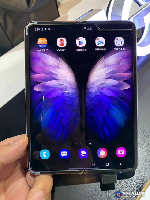 三星w20 5g上手体验:外观与galaxy fold基本一致,售价