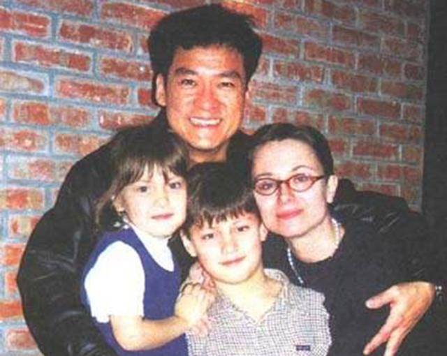 周华健29岁混血儿子近照曝光,留长发蓄胡子,看起来跟老爸不太像