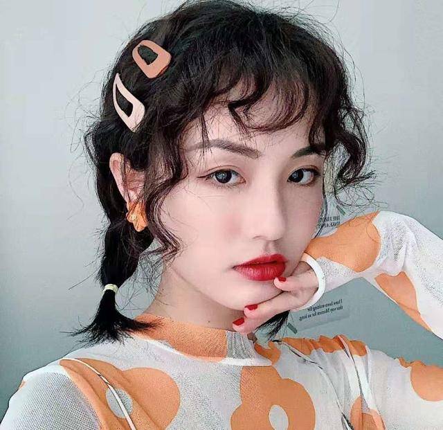 羊毛卷烫发失败别犯愁,花式扎发减龄又时髦,5分钟就搞定一款