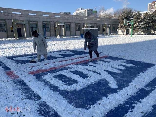 玩雪又出新花样!冰墩墩,雪容融"空降"长春一大学篮球场