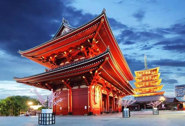 八幡宫,建于1063年,是镰仓的象征,镰仓幕府的初代将军源赖朝曾在这里