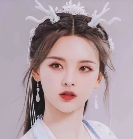 杨超越《神医凰后》路透剧照曝光,古装扮相依旧美艳动