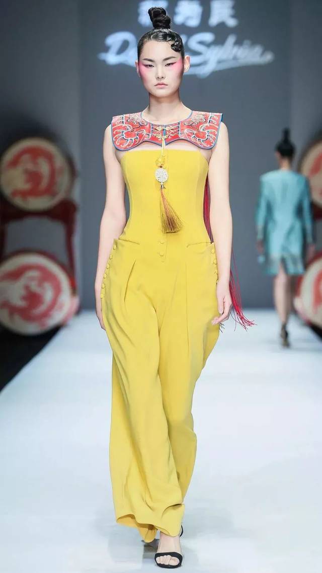 巅峰?中国时装周被英国Vogue官网讽刺