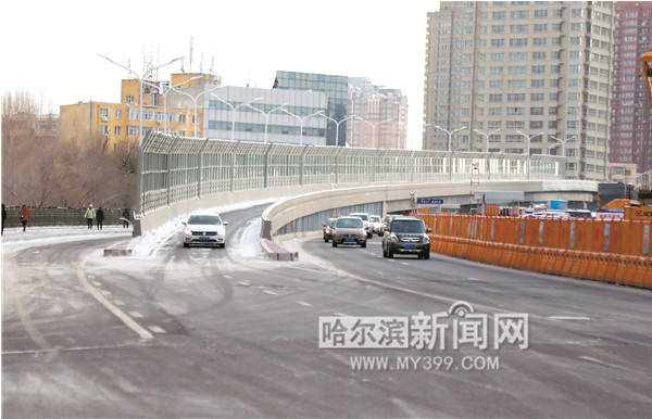 昨天,城乡路高架体系安阳路支线康安路下桥匝桥通车.