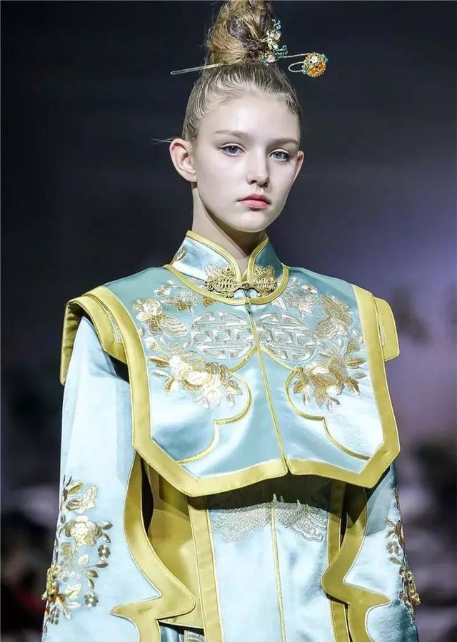 巅峰?中国时装周被英国Vogue官网讽刺
