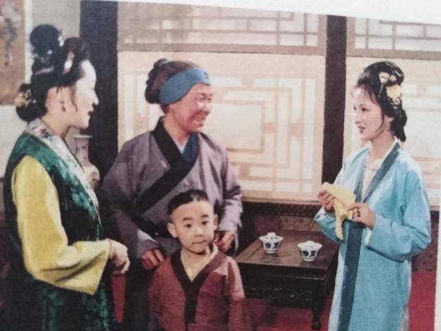 刘姥姥二进荣国府获赠100两银子,王夫人的赠言,读来句