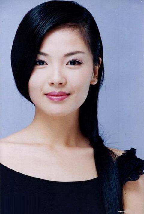 非凡家庭女主角扮演者 5742920a648b4fc09a801b805935ea55.jpeg