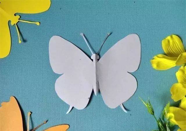 三,紫色蝴蝶的剪纸方法: 1,取一张正方形彩纸,沿中线对折,画上蝴蝶
