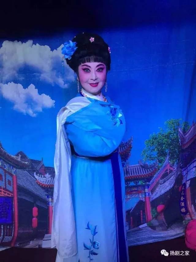 江都是扬剧的发源地,这里的老百姓最喜爱扬剧,民营剧团自然多起来.