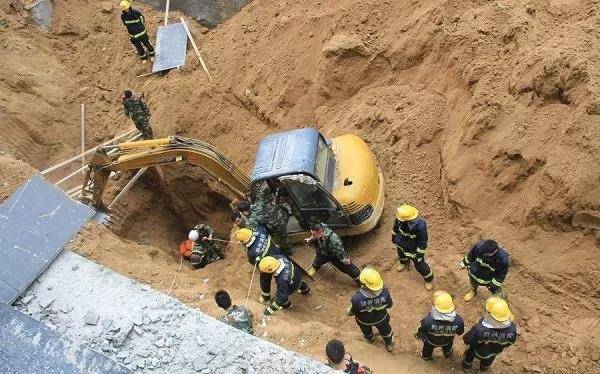 港珠澳大桥报告作假被查;郑州一工地发生塌方事故