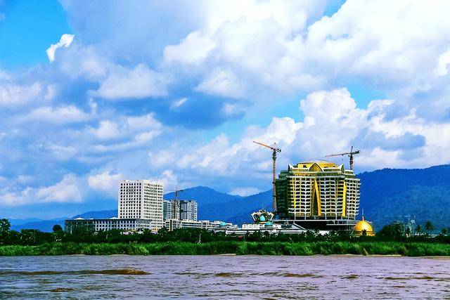 100元人民币游老挝一位中国富商租借老挝土地建立起来的特区