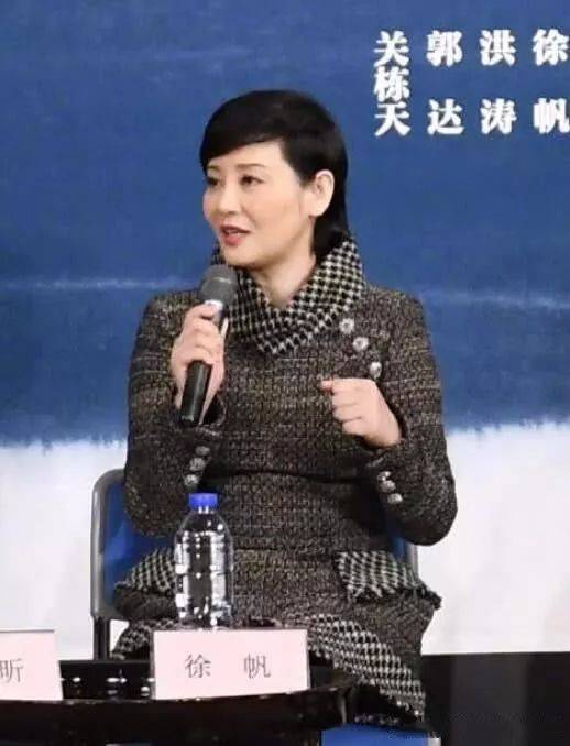 徐帆发布会近照,穿的俗套再剪这要命的短发,没有半点女人味!