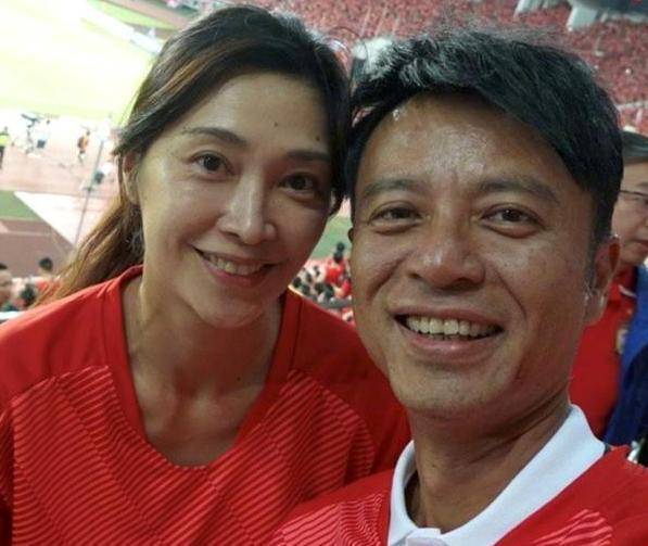 李克勤与老婆同框皮肤黑得发亮,昔日冠军港姐45岁颜值