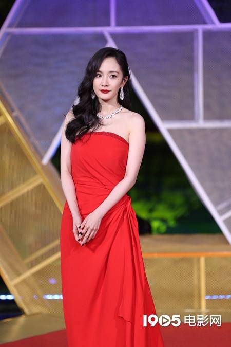 杨幂大红抹胸裙亮相红毯气场全开 秦岚身材傲人