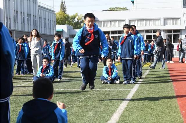 课中,来自朱泾小学的平子逸老师带来了一堂别开生面的"兴趣化"体育课