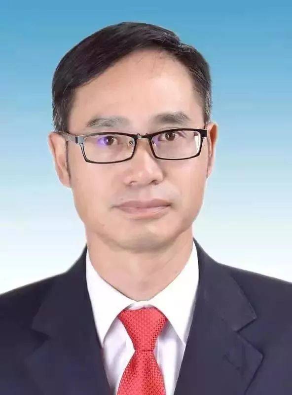 历任云南省文艺学校教师,丽江县文化局民族歌舞团团长(科员,丽江市