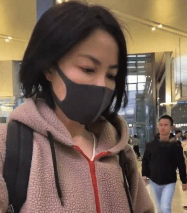 王菲首次挑战"无痕裤"看这身材这颜值,完全不输给20岁