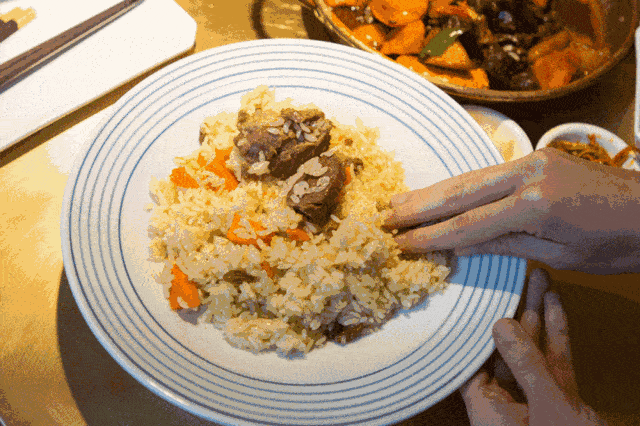 灵魂拷问:吃新疆抓饭真的要用手么_手机搜狐网