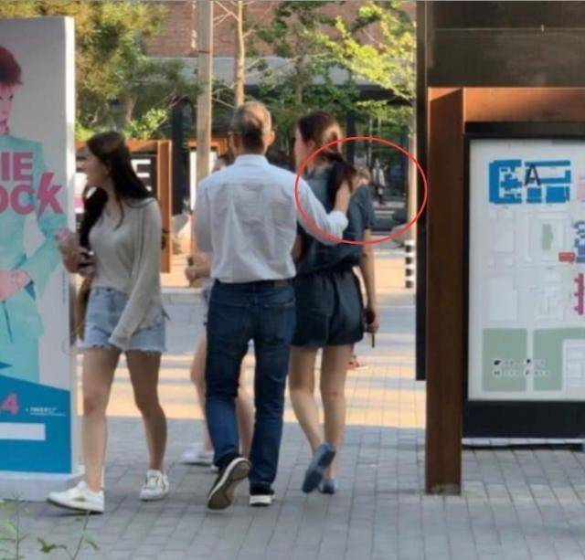 68岁王石体态佝偻, 与小30岁美妻田朴珺