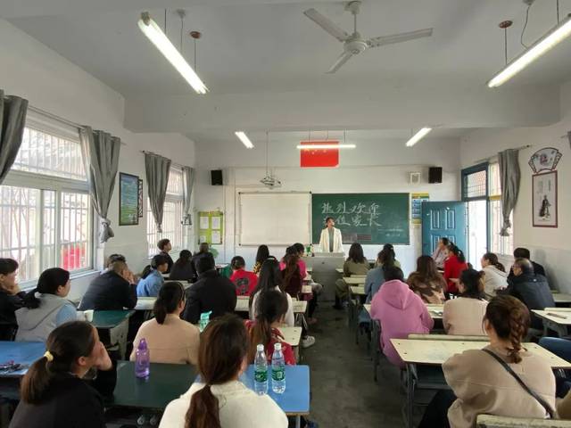 相约家长会 静等花开时——槐林镇中心小学家长会