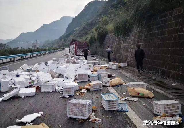 高速车祸两旁村庄呼朋引伴来抢东西的人太多了,男女老幼抢东西的热情