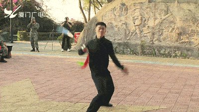 同样拥有武术功底的演员吴京 近年来,吴京自导自演的军事题材电影
