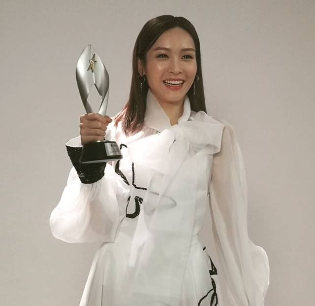 唐诗咏则凭借《白色强人》苏怡一角获得了2019星和tvb最佳女艺人奖.