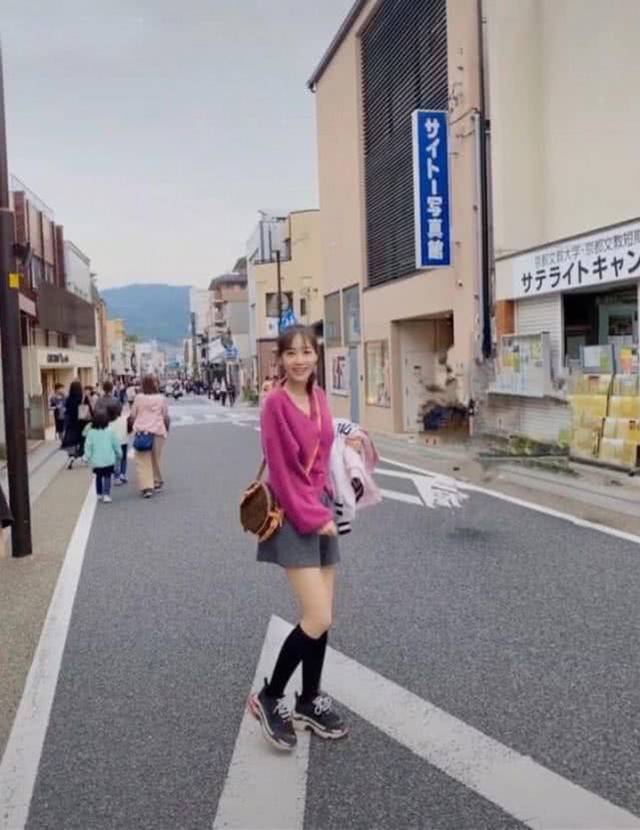 马蓉穿短裤到日本游玩,在写真馆前逗留许久,引