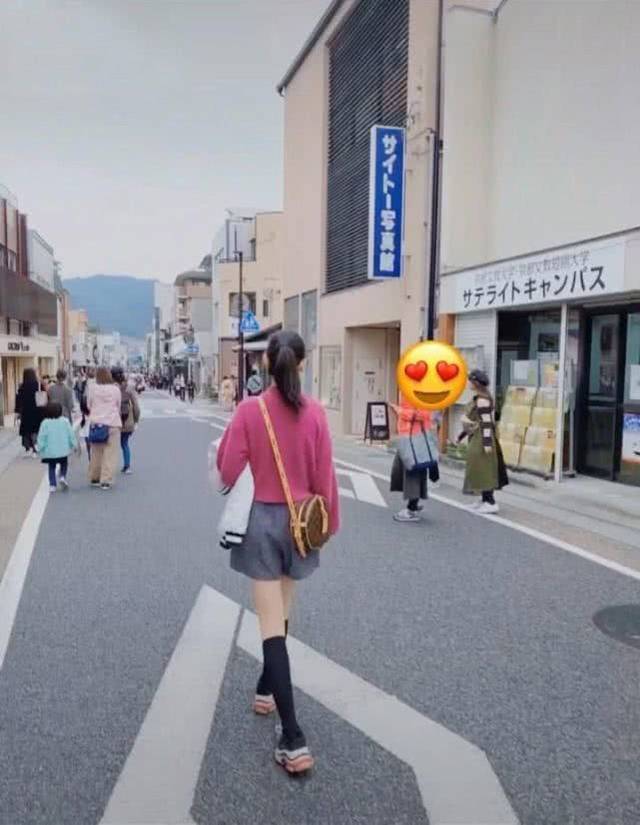 马蓉穿短裤到日本游玩,在写真馆前逗留许久,引