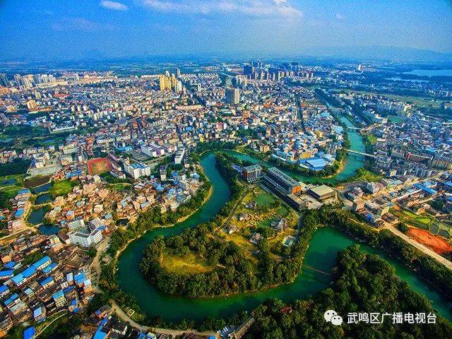 武鸣城区鸟瞰图 陈景明 摄 专业化管理城市 人居环境越来越好