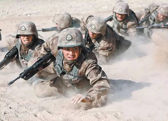 陆军第76集团军某新兵团组织开展战术训练,夯实新战士备战打仗基本功.