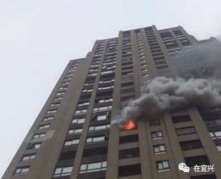 1 应当怎么办 首先迅速找到消防通道,向楼下跑(电梯此时是不可以用的
