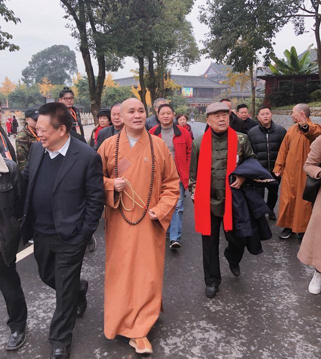 中国佛教协会副会长,四川省佛教协会会长释永寿(左二)