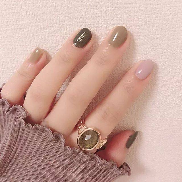 手黑适合做什么纯色美甲?