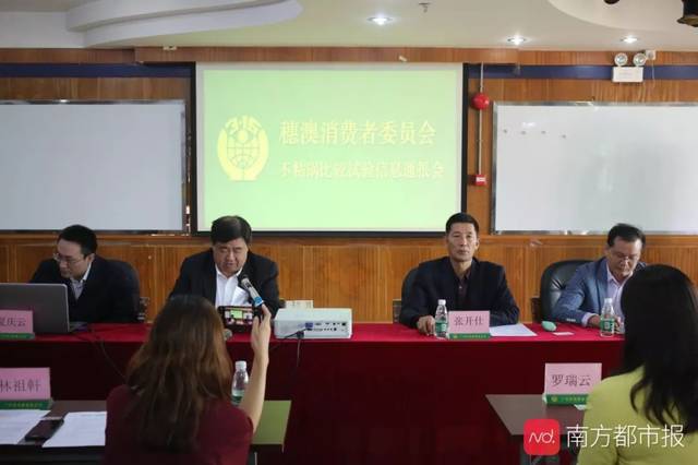 警方现场查扣价值百万余元的假冒伪劣产品"英国卫裤"百余箱,该案共