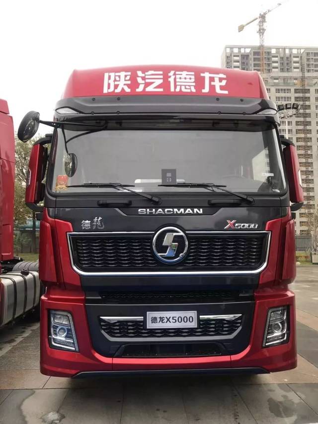 陕汽德龙x5000图片,陕汽德龙x6000图片 德龙x5000 国六550马力牵引车 在展车中最吸引眼球的当属一辆白色