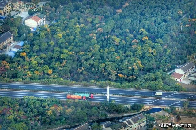 太湖边六车道的苏锡支线高速公路.