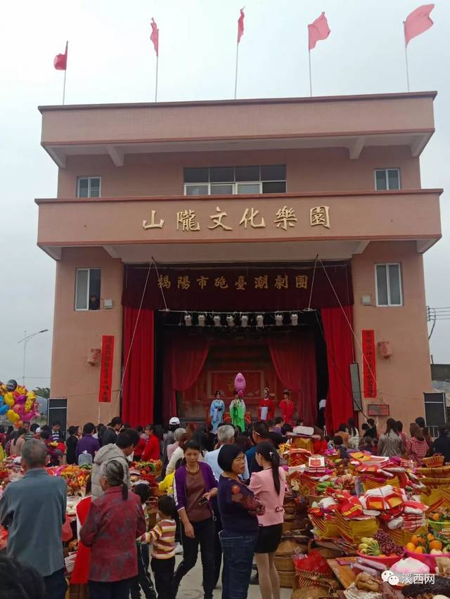 溪西镇山陇村,今天热闹的一天,很多人都回家了.